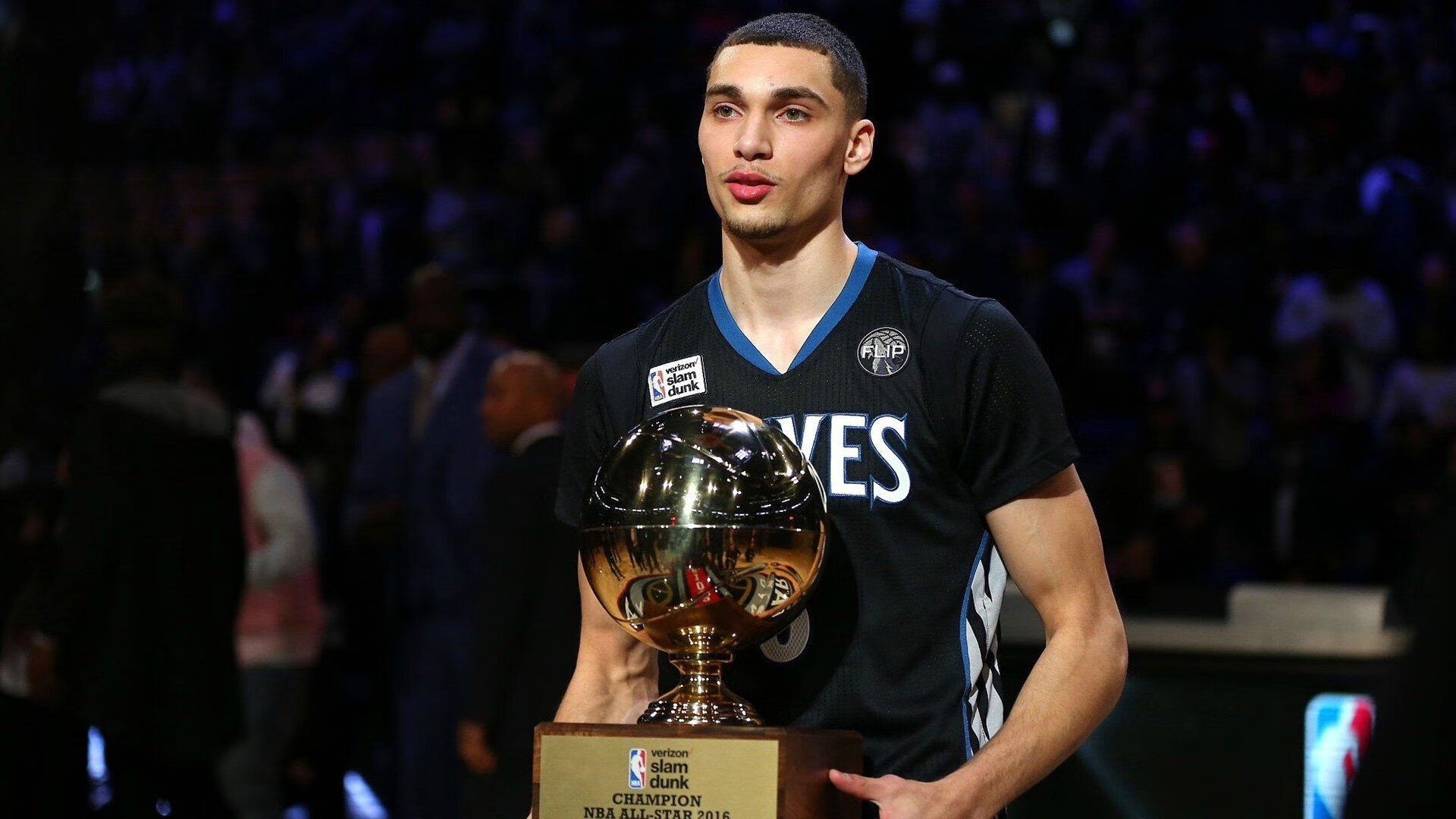 开云在线入口-8场就封神！威少23+16+10超基德，成历史篮板最多控卫，威少算超级巨星吗